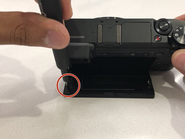 Panasonic Lumix DMC-GX85 Display Screen Replacement: step 4, image 2 of 3