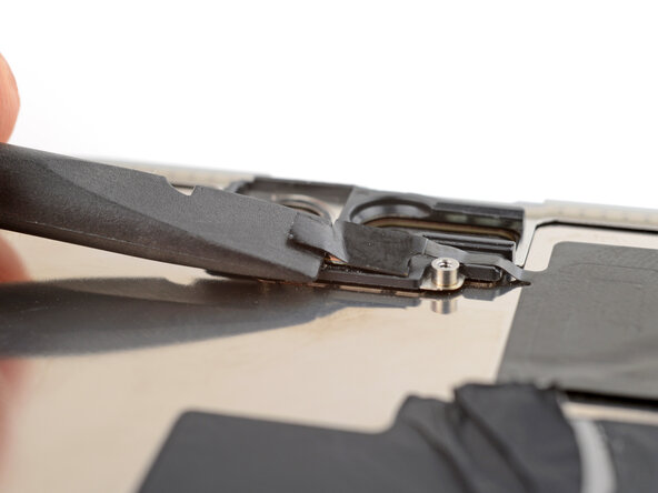 iPhone 15 Pro Screen Replacement, Pry up the sensor: crwdns2935265:028crwdnd2935265:01crwdnd2935265:02crwdne2935265:0