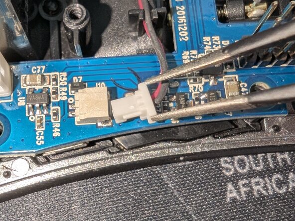 Roccat Leader Demontage, Daughterboard ausbauen: 步骤 6 中的图像 2，3