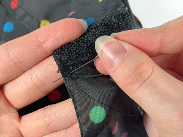 How to Reattach an Umbrella Strap: passo 12, immagine 2 di 3