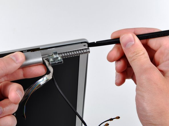 MacBook Pro 17" Models A1151 A1212 A1229 and A1261 Antenna Cover Replacement: crwdns2935265:019crwdnd2935265:02crwdnd2935265:03crwdne2935265:0