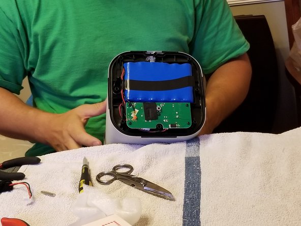 Brookstone Big Blue Party/360 Speaker Battery Replacement, Install new battery: crwdns2935265:07crwdnd2935265:02crwdnd2935265:03crwdne2935265:0