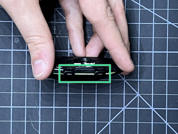 Tesla Model 3 Key Fob Teardown, Top Casing Removal: crwdns2935265:04crwdnd2935265:02crwdnd2935265:03crwdne2935265:0