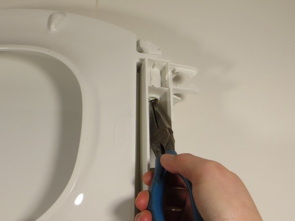 How to Fix Wobbly Toilet Seat Hinges: crwdns2935265:03crwdnd2935265:02crwdnd2935265:02crwdne2935265:0