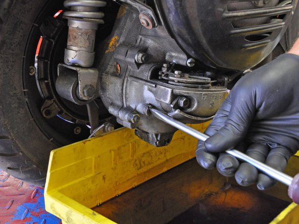 Vespa Large Frame Oil Change: crwdns2935265:06crwdnd2935265:02crwdnd2935265:02crwdne2935265:0