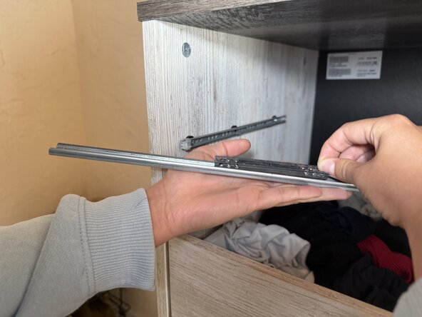 Ashley Furniture's 5 Drawer Chest Drawer Slide Replacement: crwdns2935265:06crwdnd2935265:02crwdnd2935265:03crwdne2935265:0