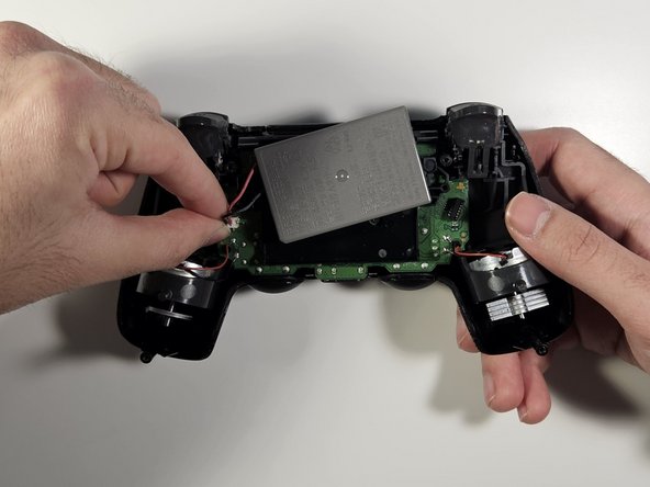 DualShock 4 CUH-ZCT2U D-pad Gasket Replacement: crwdns2935265:04crwdnd2935265:02crwdnd2935265:03crwdne2935265:0