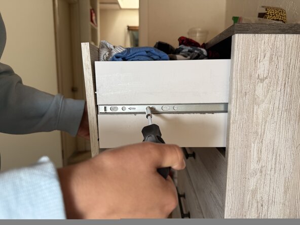 Ashley Furniture's 5 Drawer Chest Drawer Slide Replacement: crwdns2935265:09crwdnd2935265:02crwdnd2935265:03crwdne2935265:0