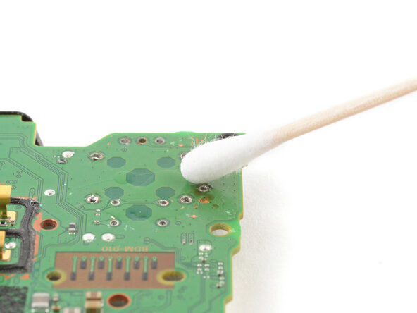 DualSense Controller v2 Joystick Replacement, Clean the surface of the motherboard: crwdns2935265:052crwdnd2935265:02crwdnd2935265:02crwdne2935265:0