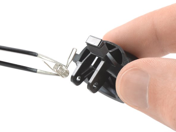 Sostituzione grilletti controller Google Stadia, Rimuovi la molla: passo 31, immagine 2 di 2