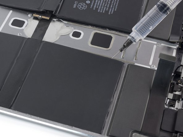 iPad Pro 12.9" 2nd Gen Battery Replacement, Loosen the top right battery cell: crwdns2935265:074crwdnd2935265:02crwdnd2935265:03crwdne2935265:0