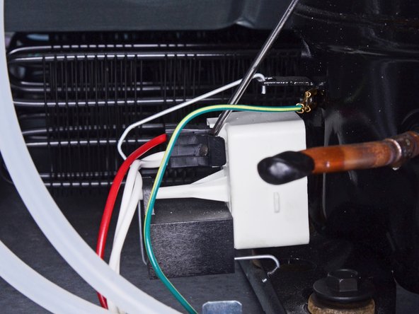Whirlpool Refrigerator Start Relay Assembly Replacement, Disconnect the start relay assembly: stap 0, afbeelding 2 van 3