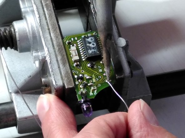 Mercedes-Benz infrared car key repair, Apply new solder: crwdns2935265:04crwdnd2935265:02crwdnd2935265:02crwdne2935265:0