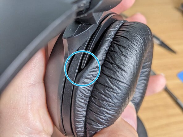 JBL Tune 510BT Ear cup holder replacement, Re-add the ear covers: crwdns2935265:00crwdnd2935265:01crwdnd2935265:01crwdne2935265:0