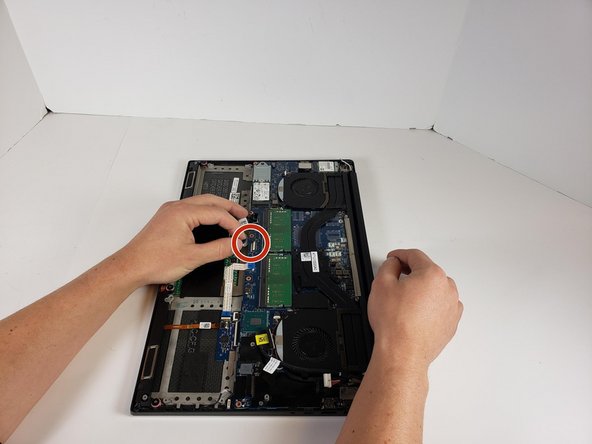 Dell XPS 15 9560 タッチパッドの交換: 手順 14、 2の画像 2