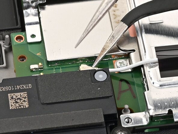 Nintendo Switch 2 Microphone Replacement, Disconnect the lower antenna cable: crwdns2935265:023crwdnd2935265:02crwdnd2935265:03crwdne2935265:0