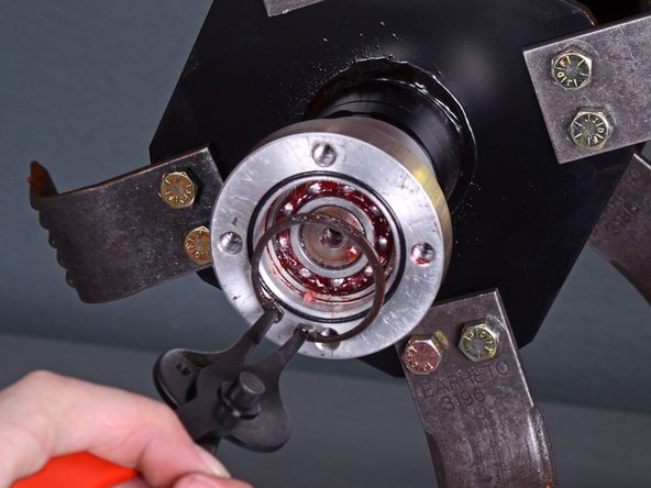 Barreto Tillers E1320HTRLR 2016 Outboard Internal Bearings Replacement, Remove the snap ring: crwdns2935265:015crwdnd2935265:03crwdnd2935265:03crwdne2935265:0