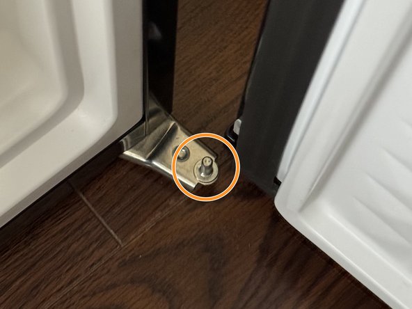 Midea MRU03M2ABB Upright Freezer Door Replacement: crwdns2935265:07crwdnd2935265:02crwdnd2935265:03crwdne2935265:0