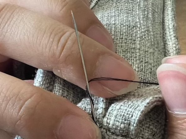 How to Sew a Cloth Seat Cushion Strap: passo 10, immagine 2 di 3