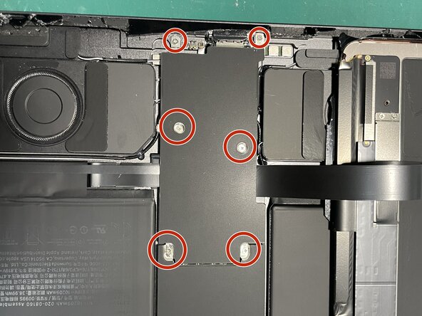 iPad Pro M4 13" Screen Replacement, Remove LCD Plate & Clean Frame: passo 5, immagine 1 di 3