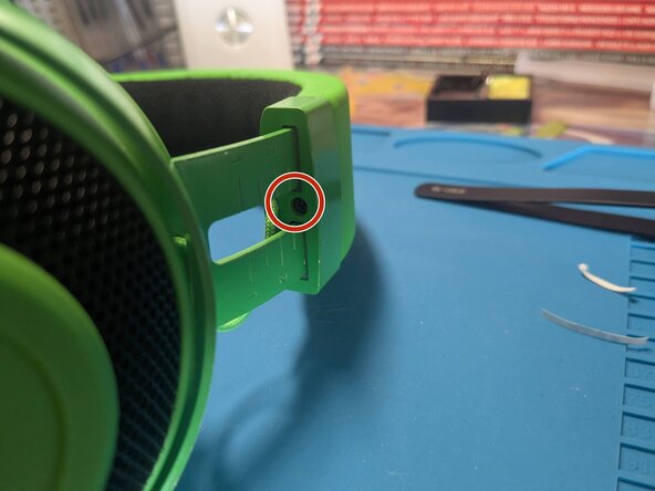 Razer Kraken (Kraken TE) Headband Replacement, Place back the metal cover: crwdns2935265:018crwdnd2935265:02crwdnd2935265:03crwdne2935265:0