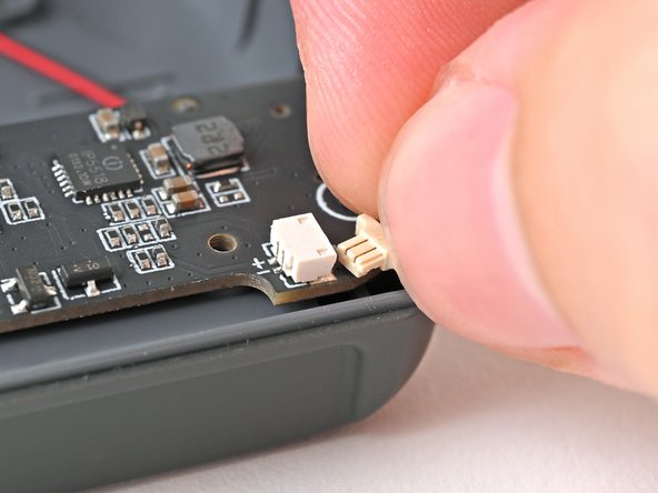 Fairphone Fairbuds Mainboard Replacement, Disconnect the mainboard: crwdns2935265:08crwdnd2935265:03crwdnd2935265:03crwdne2935265:0