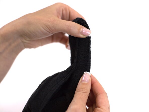 How to Repair a Seam Split in a Winter Glove, Clean the area: crwdns2935265:06crwdnd2935265:03crwdnd2935265:03crwdne2935265:0