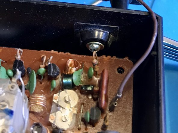 Panasonic RF-1101 Radio Disassembly, Unhook the Antenna Connector ont he right side.: crwdns2935265:03crwdnd2935265:02crwdnd2935265:03crwdne2935265:0