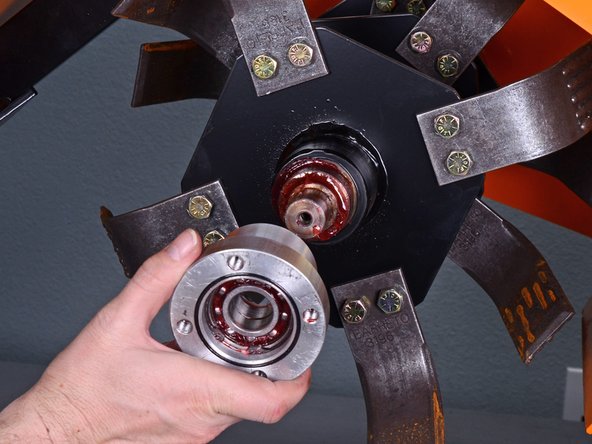 Barreto Tillers E1320HTRLR 2016 Outboard Bearing Assembly Replacement, Remove the outboard bearing assembly: crwdns2935265:015crwdnd2935265:02crwdnd2935265:02crwdne2935265:0