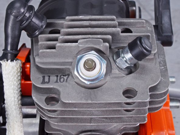Echo Chain Saw CS4910 2020 Piston Assembly Replacement, Loosen the spark plug: crwdns2935265:027crwdnd2935265:02crwdnd2935265:02crwdne2935265:0