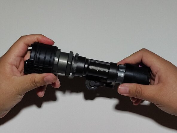 Surefire M951 Lightbulb Replacement, Surefire M951 Lightbulb: step 1, image 1 of 3