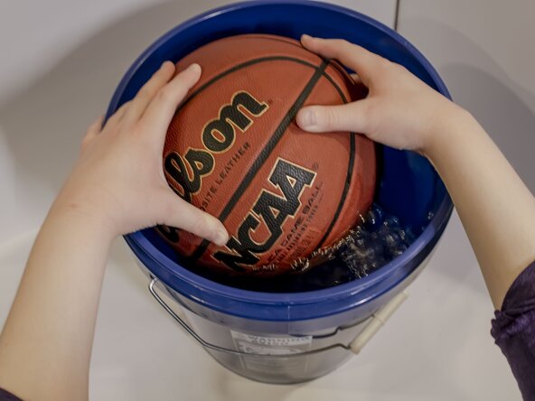 How to Repair a Basketball Leak, How to Repair a Basketball Leak: crwdns2935265:01crwdnd2935265:02crwdnd2935265:03crwdne2935265:0