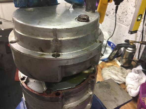 AJS/Matchless Lightweight Gearbox Overhaul, Separate the gearbox halves: crwdns2935265:010crwdnd2935265:02crwdnd2935265:03crwdne2935265:0