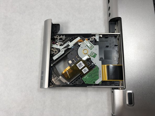 Dell Vostro 3550 Disk Drive Tray Latch Replacement: stap 0, afbeelding 3 van 3