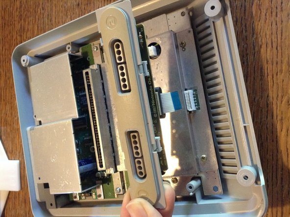 Super Famicom Teardown, Removing the Front Panel: crwdns2935265:04crwdnd2935265:02crwdnd2935265:02crwdne2935265:0