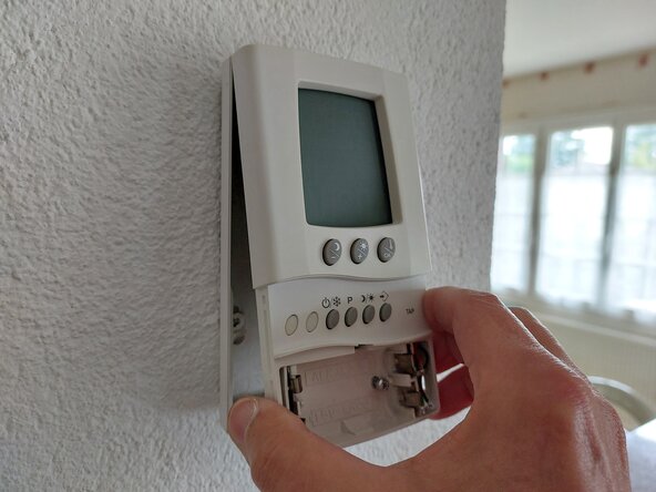 Réparation contact bouton poussoir en silicone thermostat, Démontage du thermostat d'ambiance Equation de 2007: étape 1, image 3 de 3
