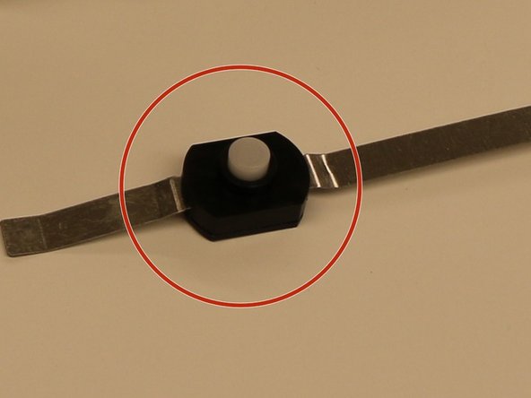 Disassembling Translucent Rubber Flashlight Battery Power Component: passo 6, immagine 2 di 2