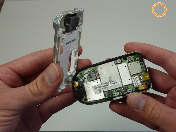 Motorola V180 LCD screen and connector ribbon replacement: 8 단계, 이미지 3개 중 2개