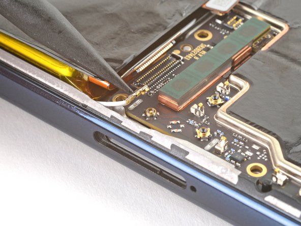 Motorola Moto G Stylus 5G (2022) Screen Replacement, Disconnect the antenna cable: crwdns2935265:020crwdnd2935265:02crwdnd2935265:02crwdne2935265:0