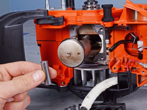 Echo Chain Saw CS4910 2020 Piston Assembly Replacement, Remove the piston pin: crwdns2935265:040crwdnd2935265:03crwdnd2935265:03crwdne2935265:0