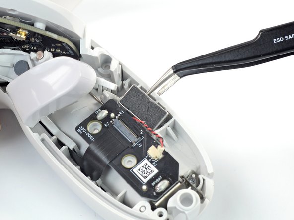 Meta Quest 2 Controller Vibration Motor Replacement, Remove the vibration motor: crwdns2935265:019crwdnd2935265:02crwdnd2935265:03crwdne2935265:0