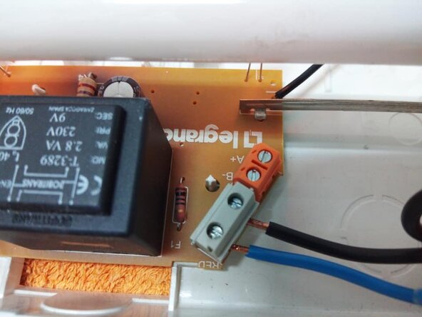 Réparation du condensateur C1 330uF/25V du bloc autonome d'éclairage de sécurité LEGRAND Réf 617 07: étape 4, image 2 de 3