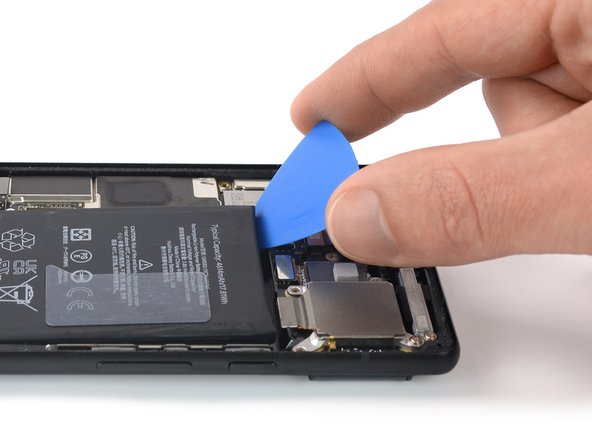 Google Pixel 6 Battery Replacement, Insert an opening pick: crwdns2935265:024crwdnd2935265:02crwdnd2935265:03crwdne2935265:0