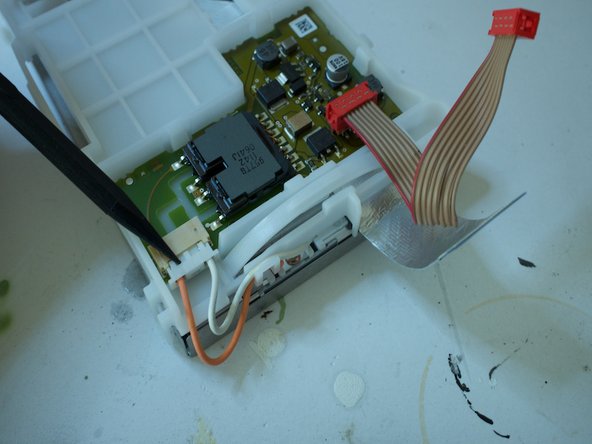 Porsche 997.1 PCM 2.1 Screen Replacement, Separating the screen from the screen carrier: step 14, image 1 of 3