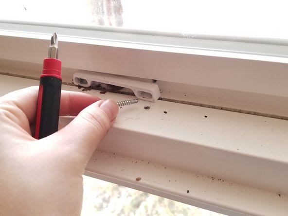 How to Replace a Sash Window Lock: passo 5, immagine 2 di 2