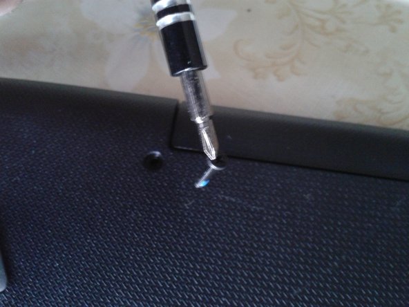 Reemplazo de disco duro de laptop HP 15-bs015dx, Remueve los 6 tornillos visibles: crwdns2935265:03crwdnd2935265:02crwdnd2935265:03crwdne2935265:0