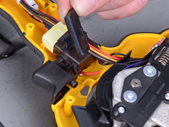 Dewalt Nailers PTO Assembly Replacement, Loosen the internal parts: crwdns2935265:04crwdnd2935265:02crwdnd2935265:02crwdne2935265:0