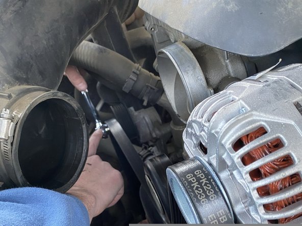 2005 Chevrolet Tahoe Alternator Replacement: crwdns2935265:014crwdnd2935265:02crwdnd2935265:03crwdne2935265:0