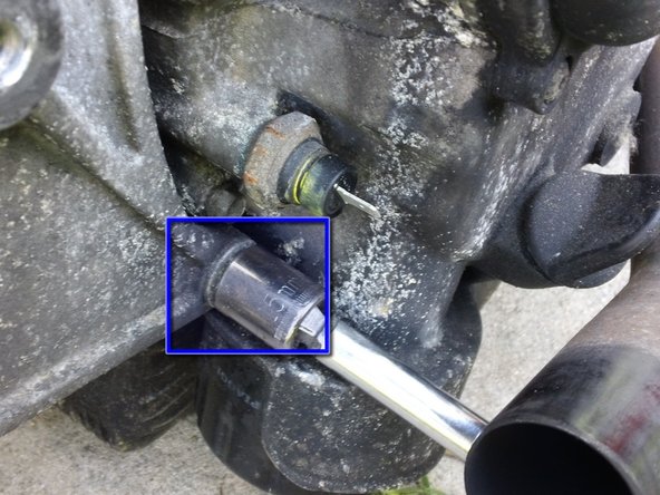 Piaggio X9 500 Rear Wheel Removal, Disassembling Piaggio X9 500 Swingarm: crwdns2935265:04crwdnd2935265:02crwdnd2935265:02crwdne2935265:0