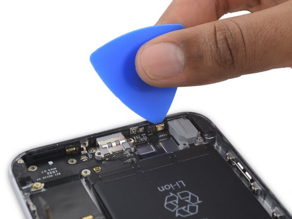 iPhone 6s Plus Lightning 接口和耳机插口: 步骤 68 中的图像 1，2